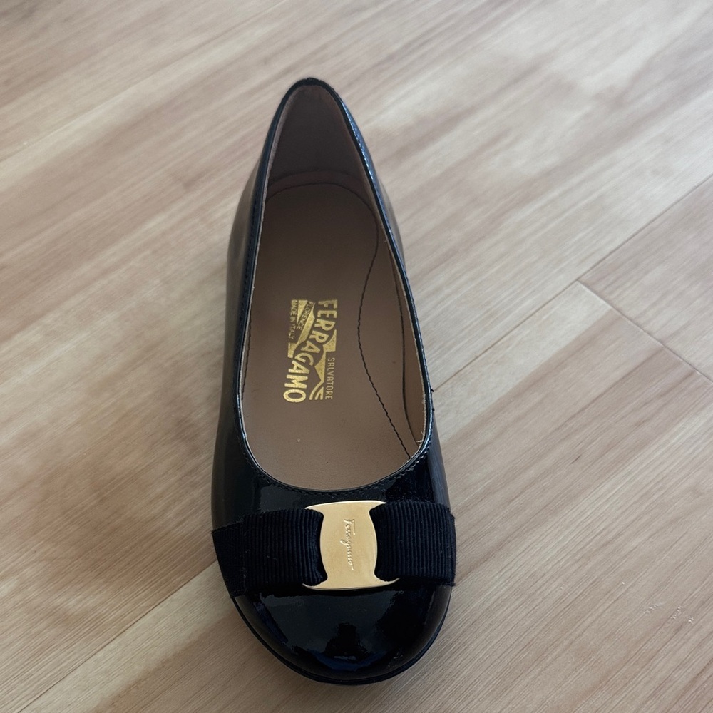 Toddler girls Ferragamo Black Patent Leather Ballerinas with Vara Bow - Picture 2 of 7